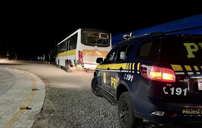 caminhão bate em ônibus na BR-376