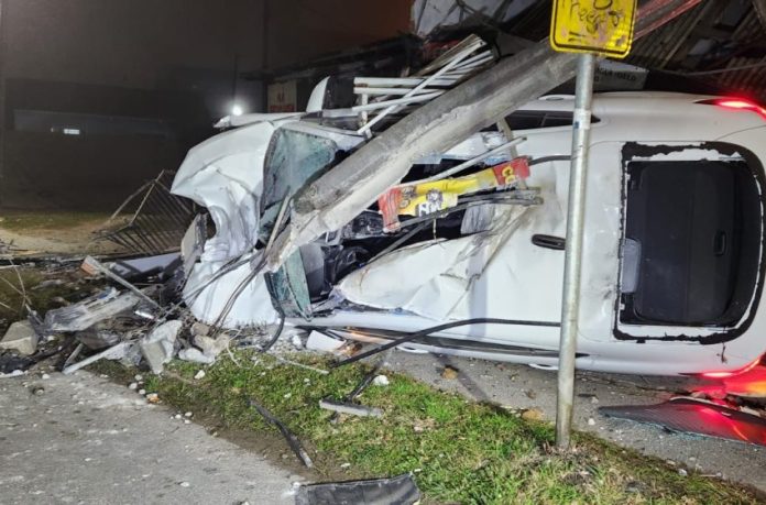 carro arranca poste RMC