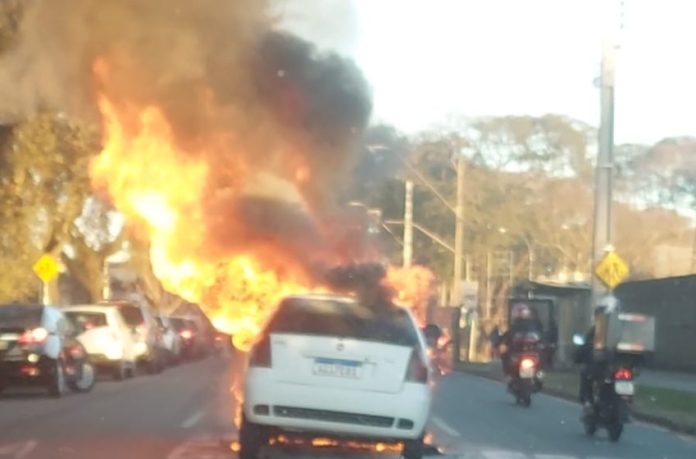 carro pega fogo Curitiba