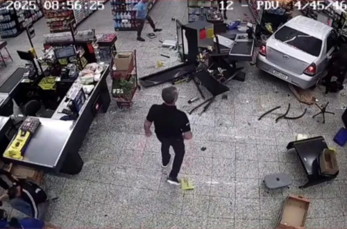 motorista invade supermercado Paraná