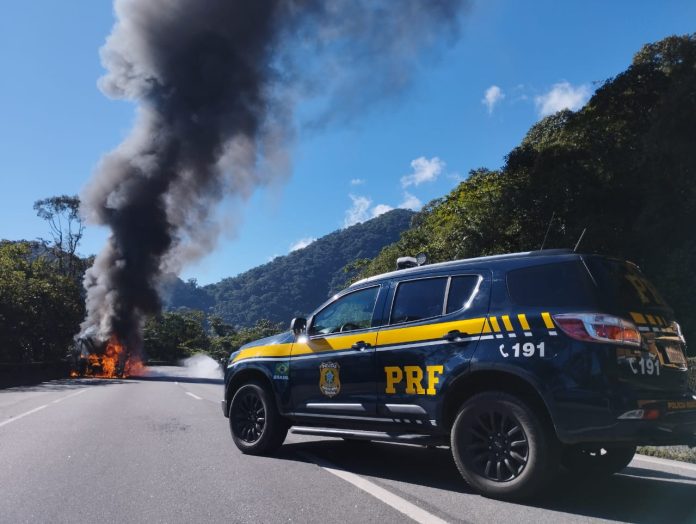 ônibus pega fogo BR-277 Morretes