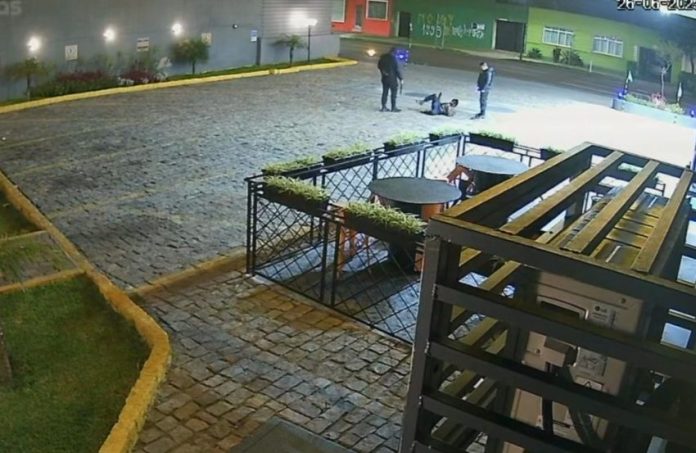 suspeitos de espancar homem em posto