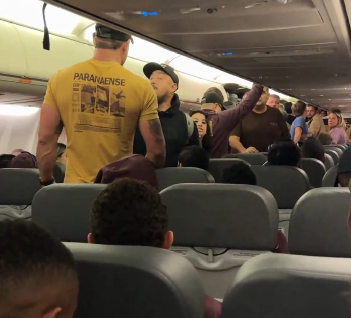 torcedor na bronca em voo do Athletico