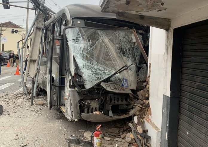 Acidente carro e ônibus ligeirinho Curitiba