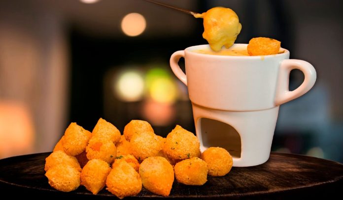 Fondue de Coxinha bate marca de 400 mil coxinhas vendidas e vira símbolo da Rua 24 Horas de Curitiba