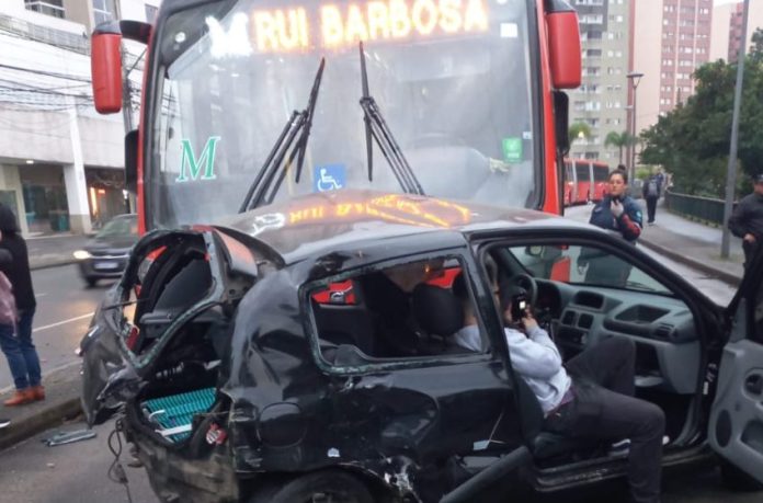 carro invade canaleta Curitiba