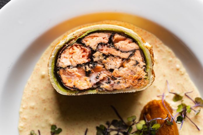 Salmão Wellington: clássico da gastronomia britânica ganha releitura em Curitiba