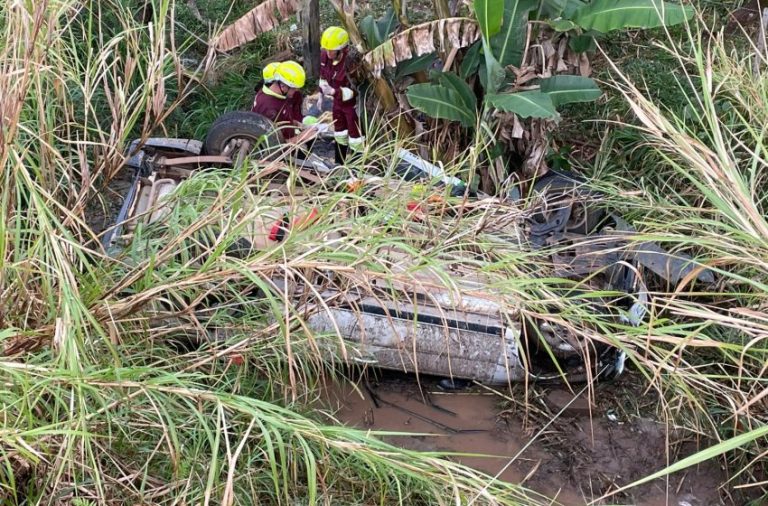 Padres e freira ficam feridos em acidente na BR-376