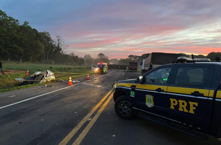 Batida de frente entre carro e caminhão deixa dois mortos, em Prudentópolis