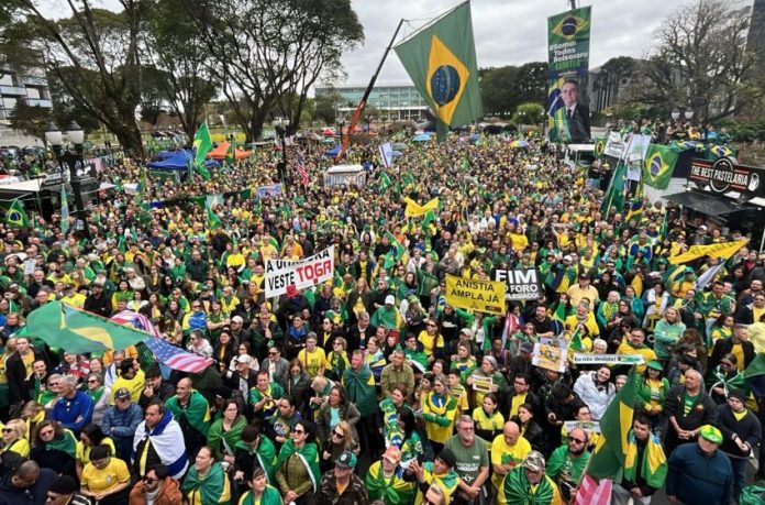 bolsonaristas pedem anistia em Curitiba