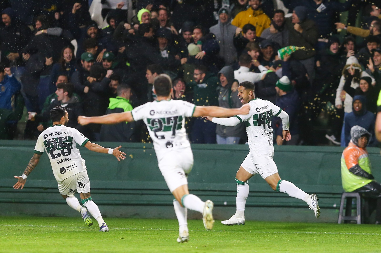 Coritiba bate o Atlético-GO e abre vantagem na ponta da Série B