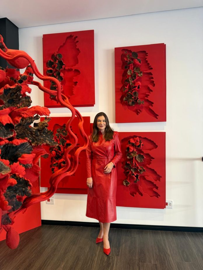 Heloisa Garret lança seu livro em SP na galeria Bia Doria