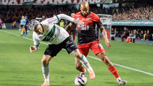 Athletiba, no Couto Pereira, pela 33ª rodada da Série B (Foto: Robson Mafra/AGIF)
