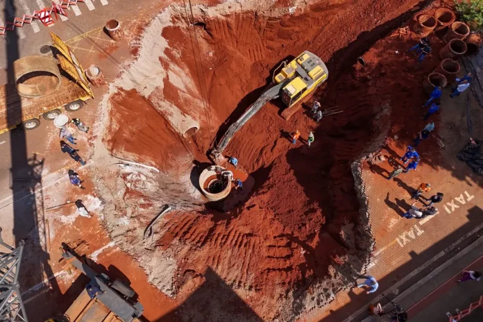 Foto: Rafael Macri/PMM - Publicado primeiro em GMC Online » Cratera na Avenida São Paulo: Saiba como estão as obras e o prazo atualizado para liberação total do trânsito. Por favor, não se esqueça dos devidos créditos. - https://gmconline.com.br/noticias/cidade/cratera-na-avenida-sao-paulo-saiba-como-estao-as-obras-e-o-prazo-atualizado-para-liberacao-total-do-transito/
