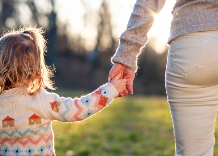mãe com criança
