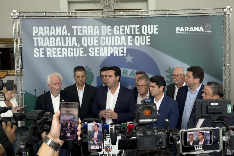 Ratinho Junior anuncia construção de 320 casas em Rio Bonito do Iguaçu e tarifa de R$ 1 à água