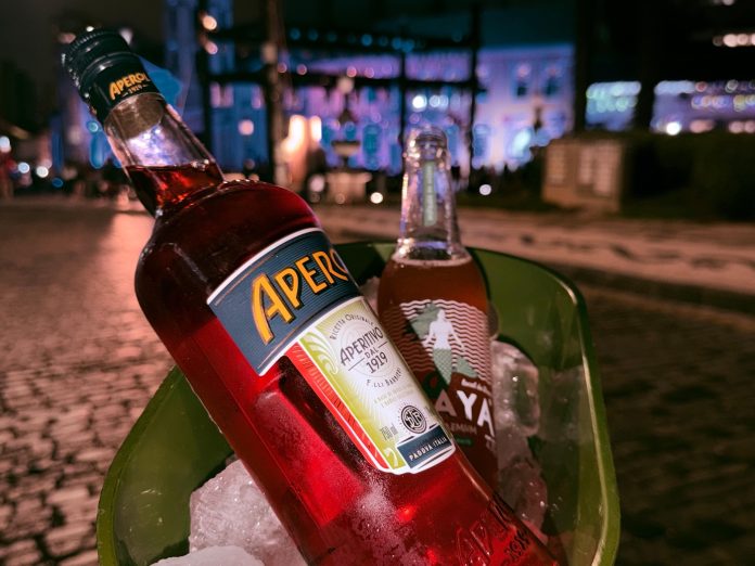 Drink que virou febre na Europa chega a bar de Curitiba