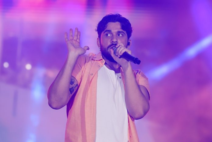 O cantor Gustavo Mioto