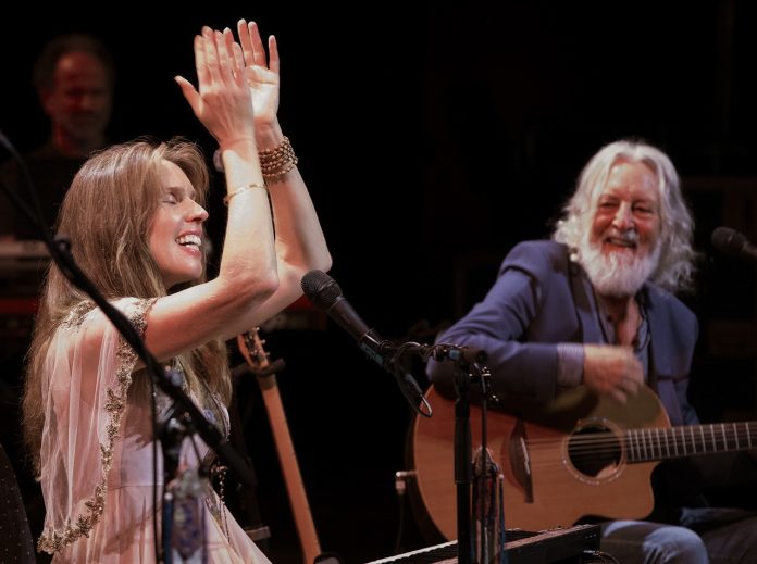 Deva Premal & Miten anunciam show em Curitiba