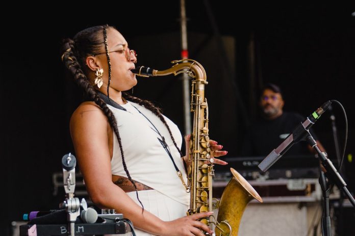 A saxofonista, compositora e bandleader britânica sobe ao palco do Teatro da Reitoria no próximo mês de junho com um espetáculo que promete atravessar fronteiras musicais