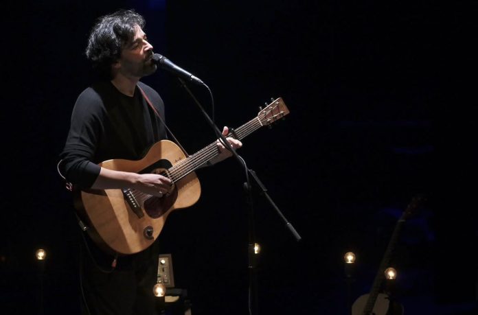 Considerado um dos grandes nomes da nova geração da música portuguesa, o artista vai apresentar o espetáculo “Melancólico Dançante” no Teatro Paiol