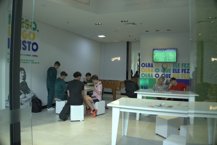 Shopping inaugura espaço para troca de figurinhas da Copa do Mundo 2026
