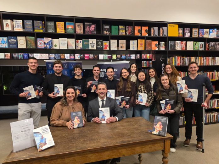 Cirurgiões, residentes e acadêmicos do HUEM e FEMPAR lançam livros sobre cirurgia plástica